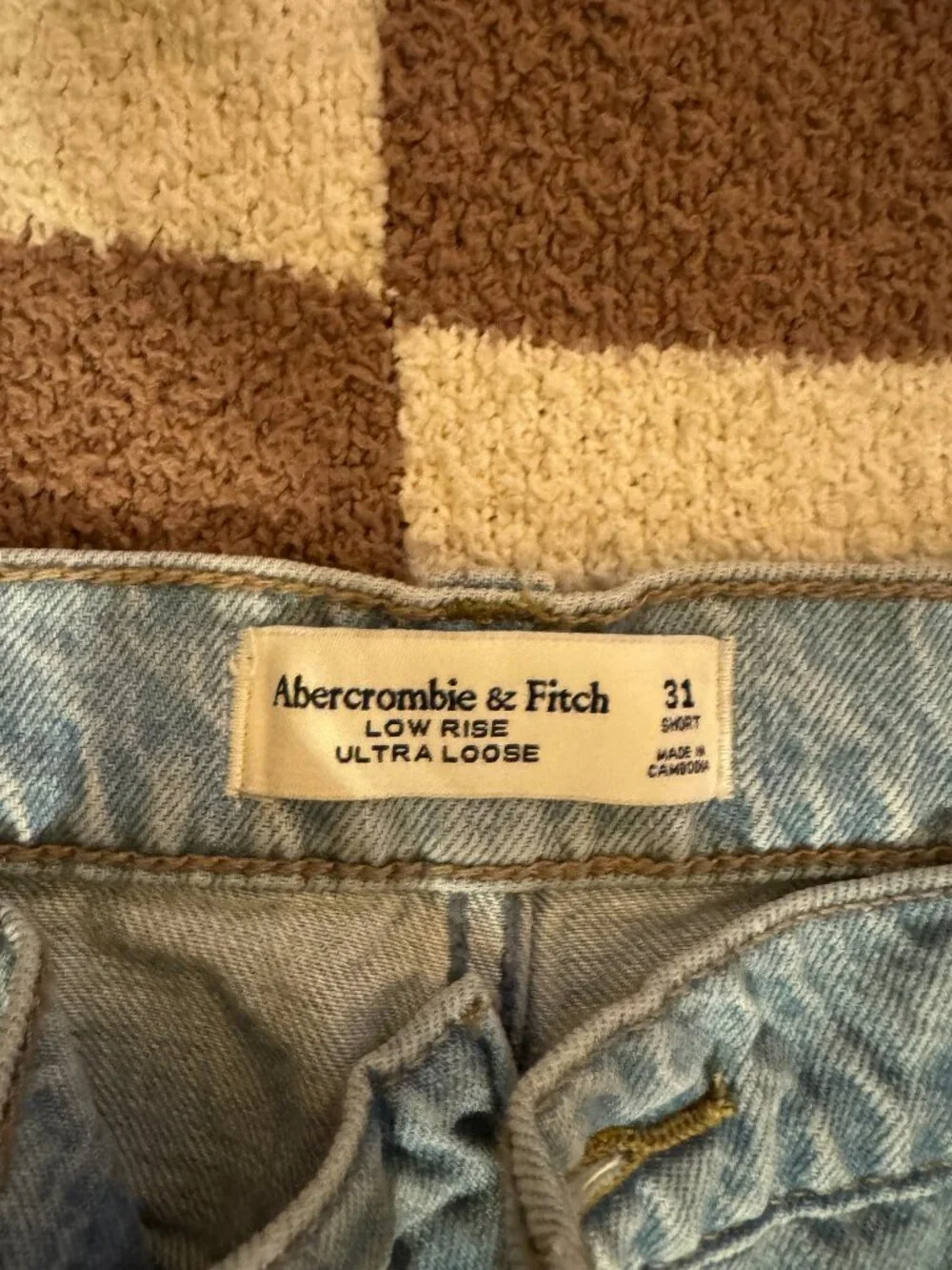 Abercrombie & Fitch - Low Rise Ultra Loose Jeans with Destroyed Hem - NWT - Picture 5 of 7